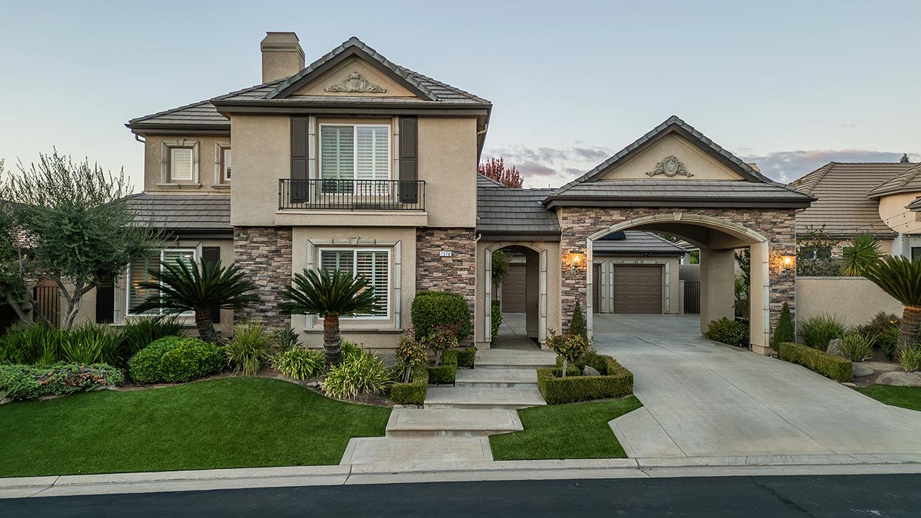 1378 E Glenlake Ln, Fresno, CA 93730