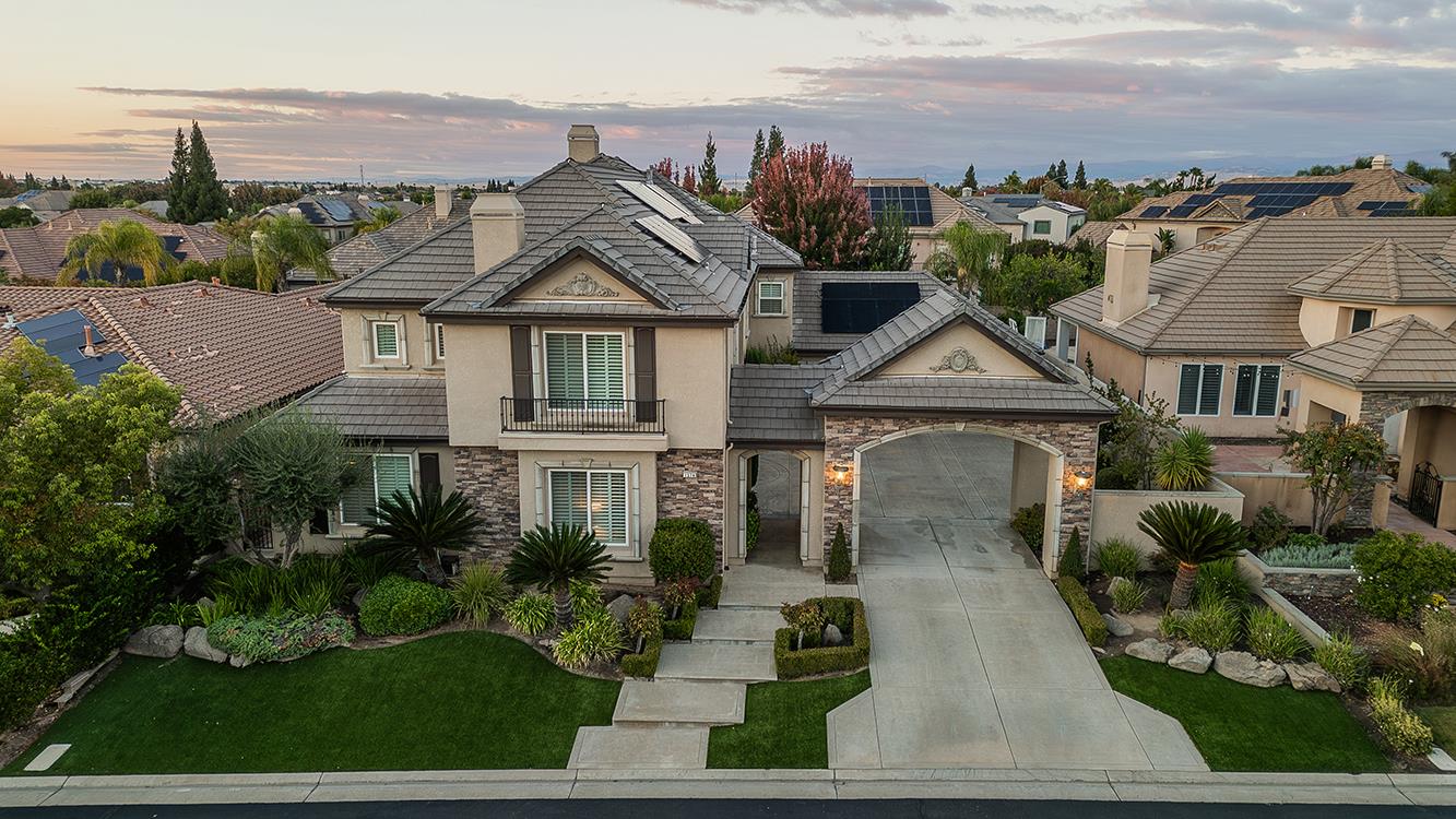 1378 E Glenlake Ln, Fresno, CA 93730