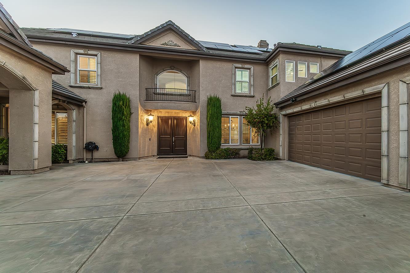 1378 E Glenlake Ln, Fresno, CA 93730