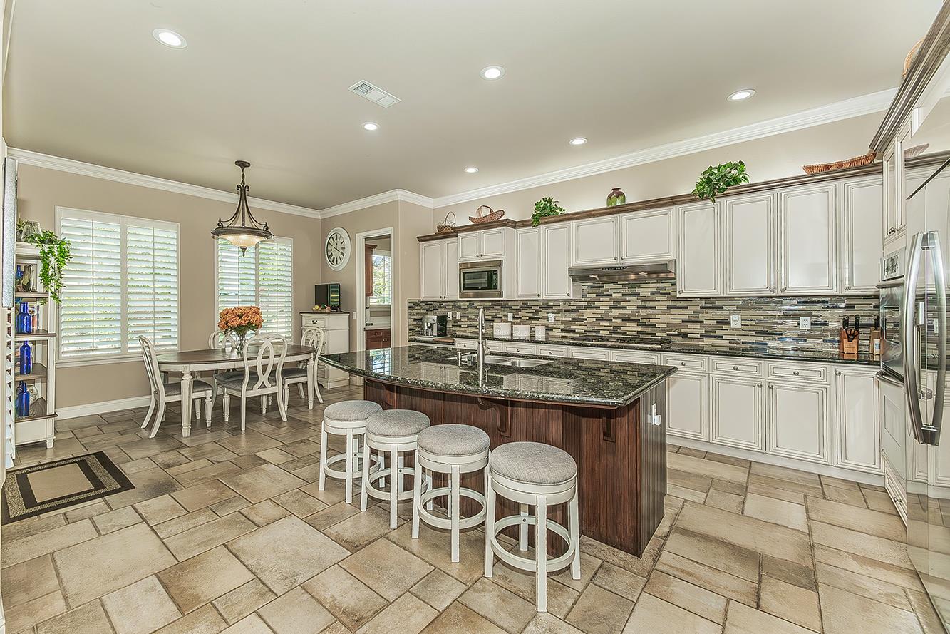 1378 E Glenlake Ln, Fresno, CA 93730