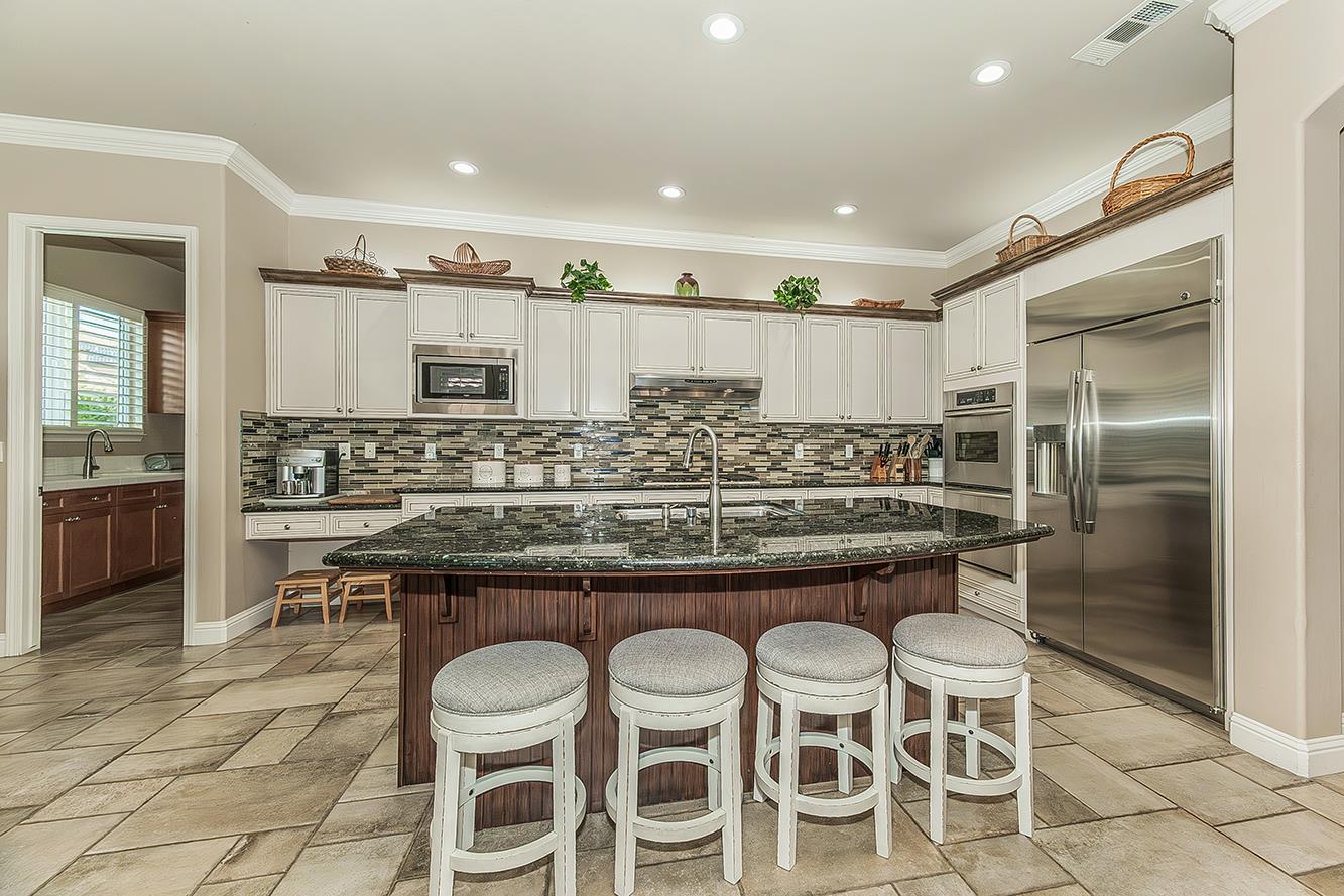 1378 E Glenlake Ln, Fresno, CA 93730