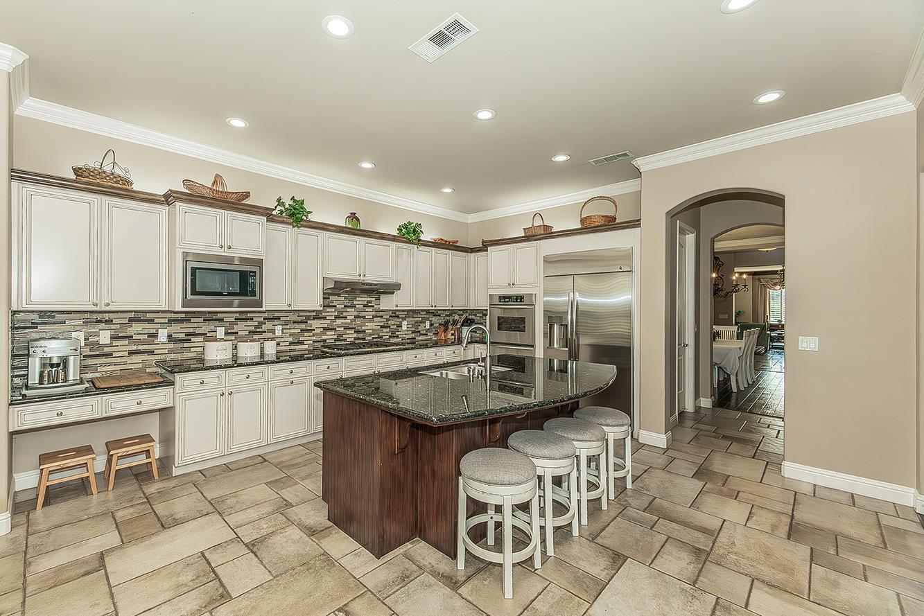 1378 E Glenlake Ln, Fresno, CA 93730