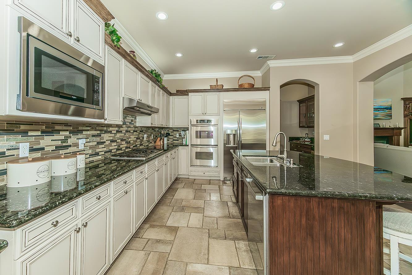 1378 E Glenlake Ln, Fresno, CA 93730