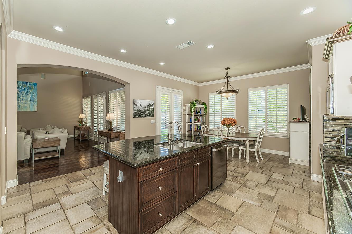 1378 E Glenlake Ln, Fresno, CA 93730