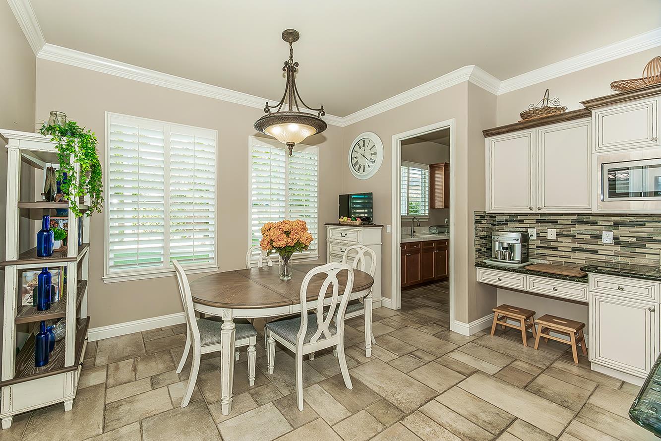 1378 E Glenlake Ln, Fresno, CA 93730