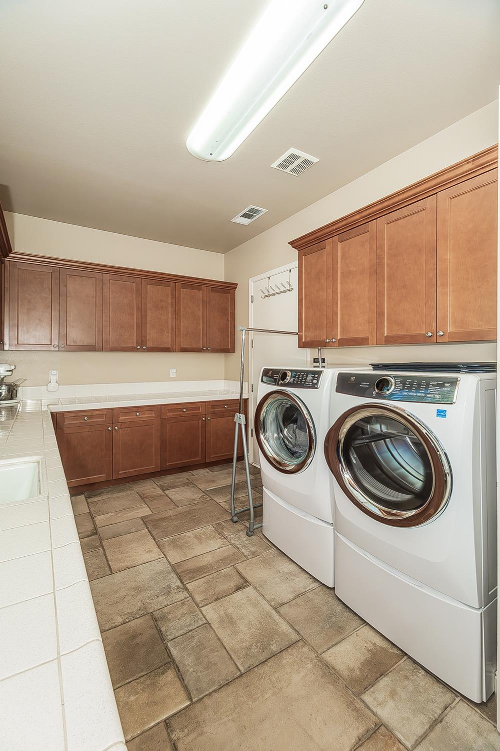 1378 E Glenlake Ln, Fresno, CA 93730