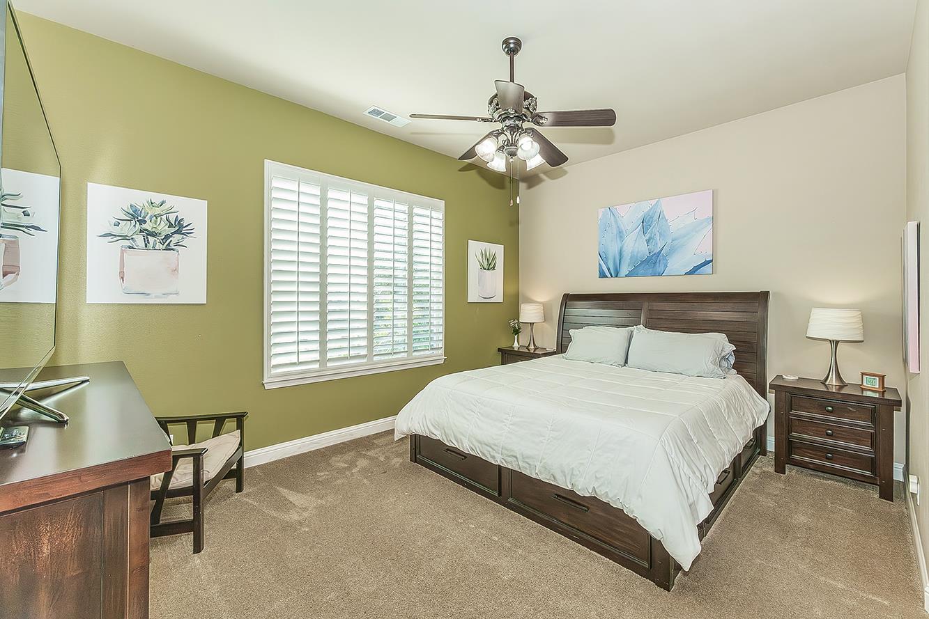 1378 E Glenlake Ln, Fresno, CA 93730