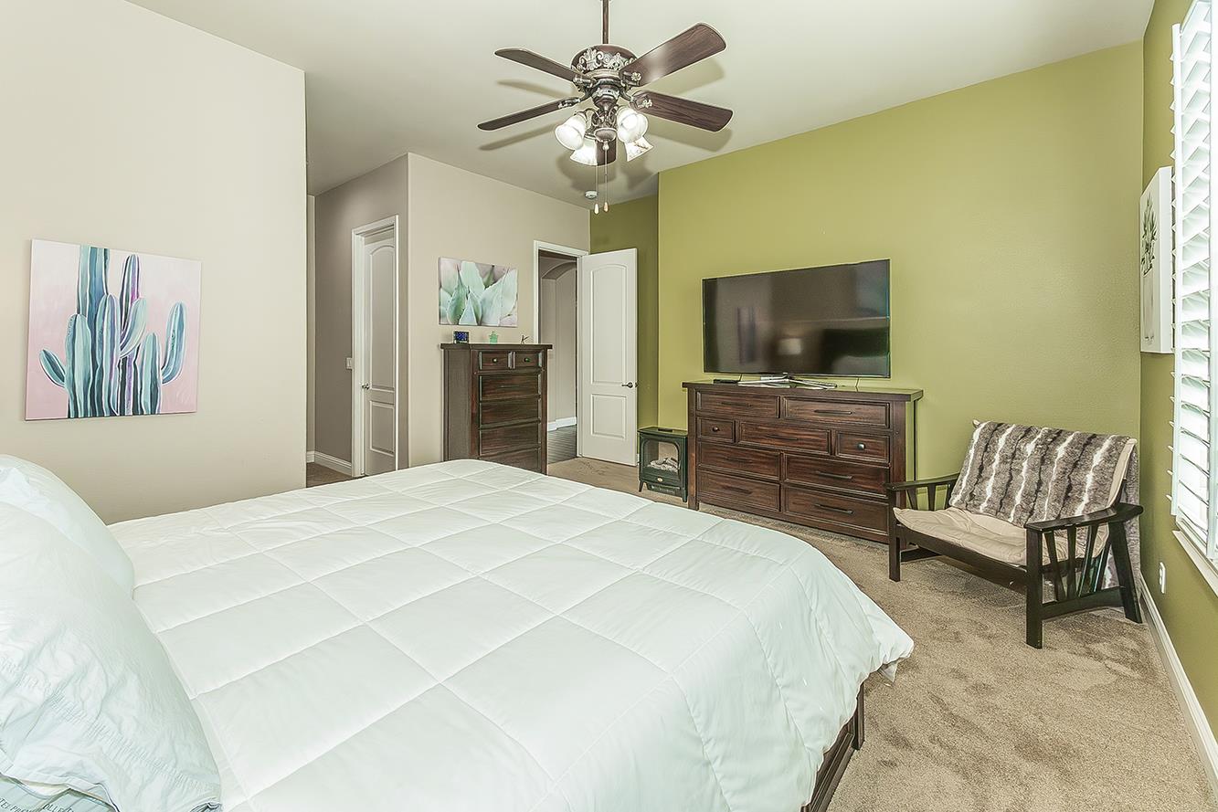1378 E Glenlake Ln, Fresno, CA 93730