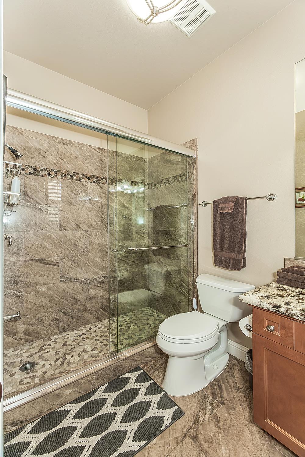 1378 E Glenlake Ln, Fresno, CA 93730