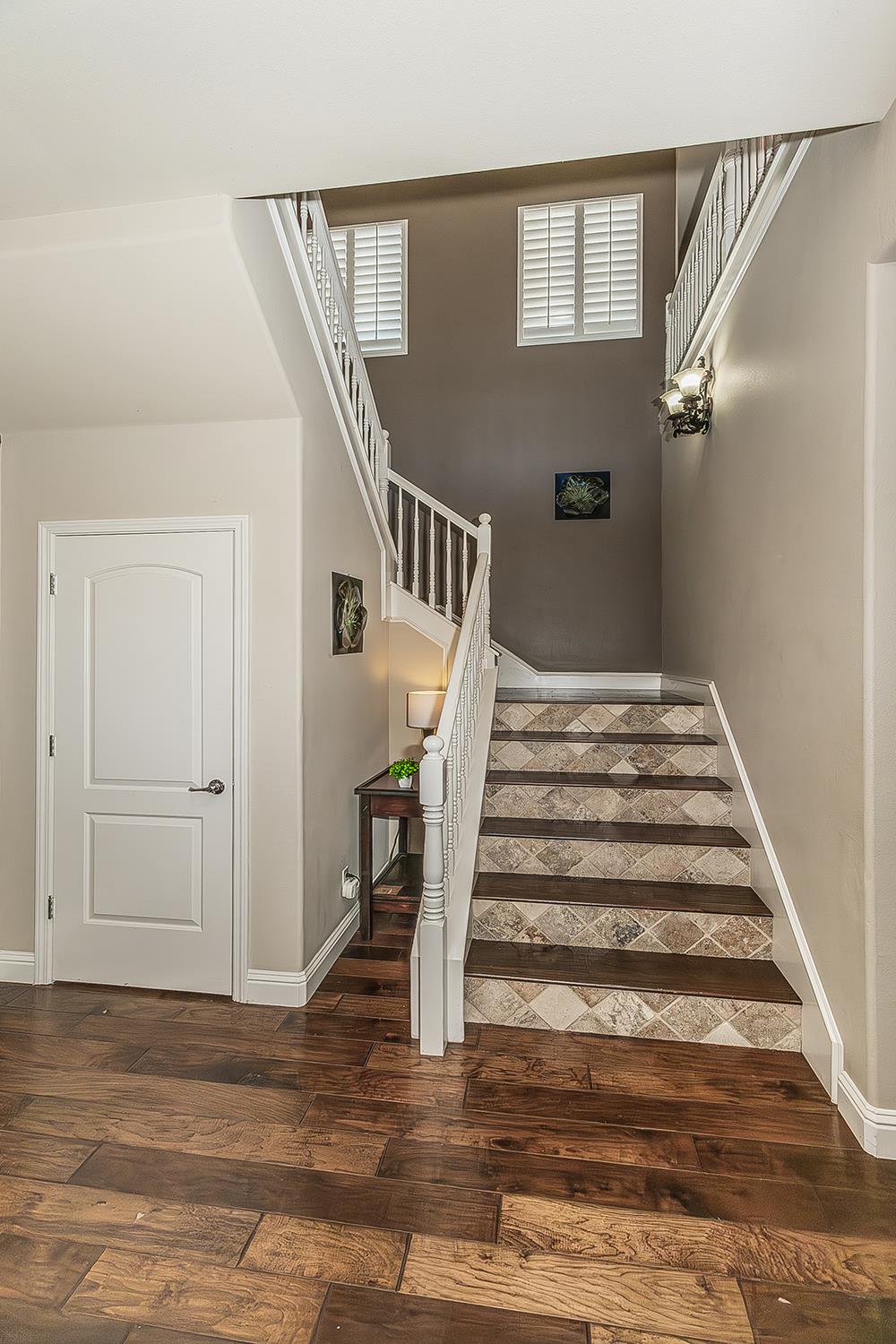 1378 E Glenlake Ln, Fresno, CA 93730