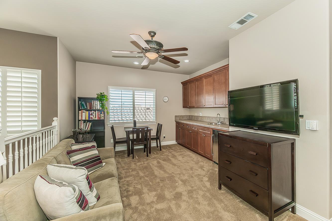 1378 E Glenlake Ln, Fresno, CA 93730