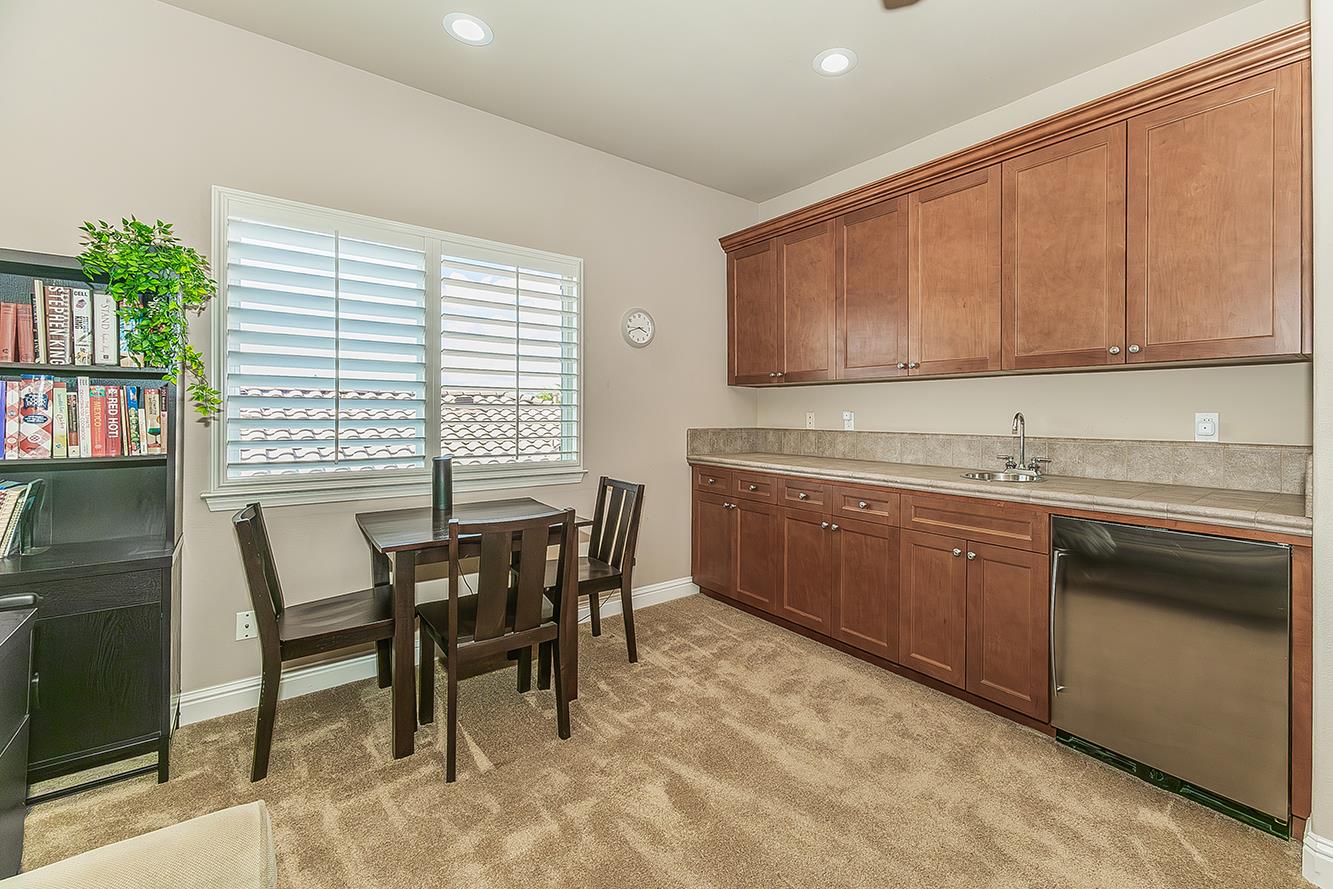1378 E Glenlake Ln, Fresno, CA 93730