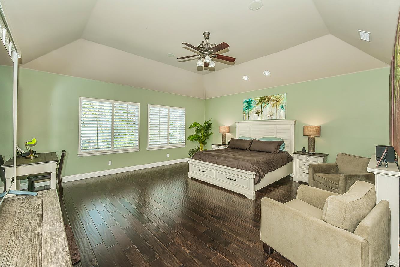 1378 E Glenlake Ln, Fresno, CA 93730