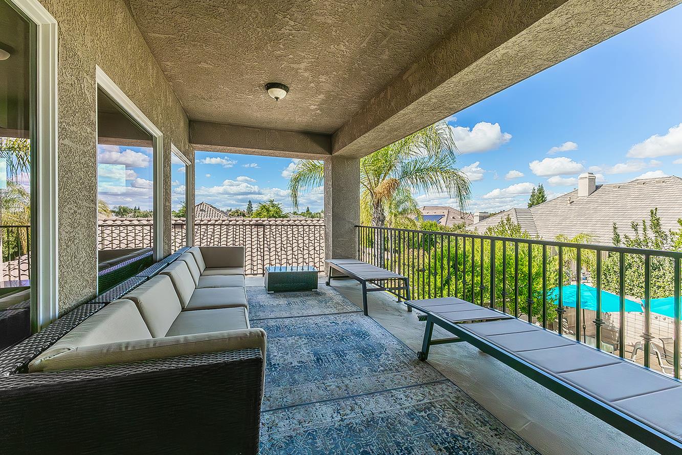 1378 E Glenlake Ln, Fresno, CA 93730