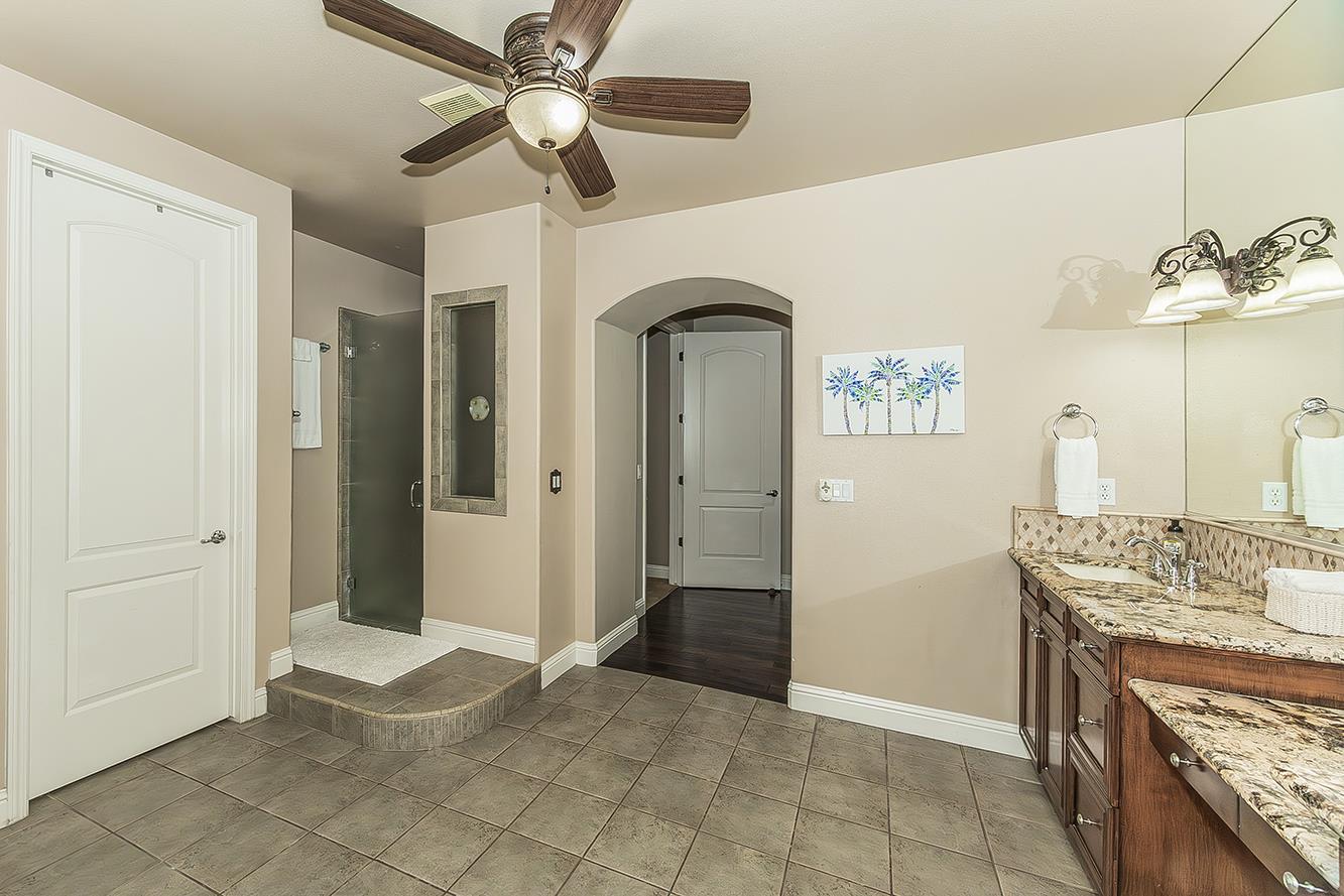1378 E Glenlake Ln, Fresno, CA 93730