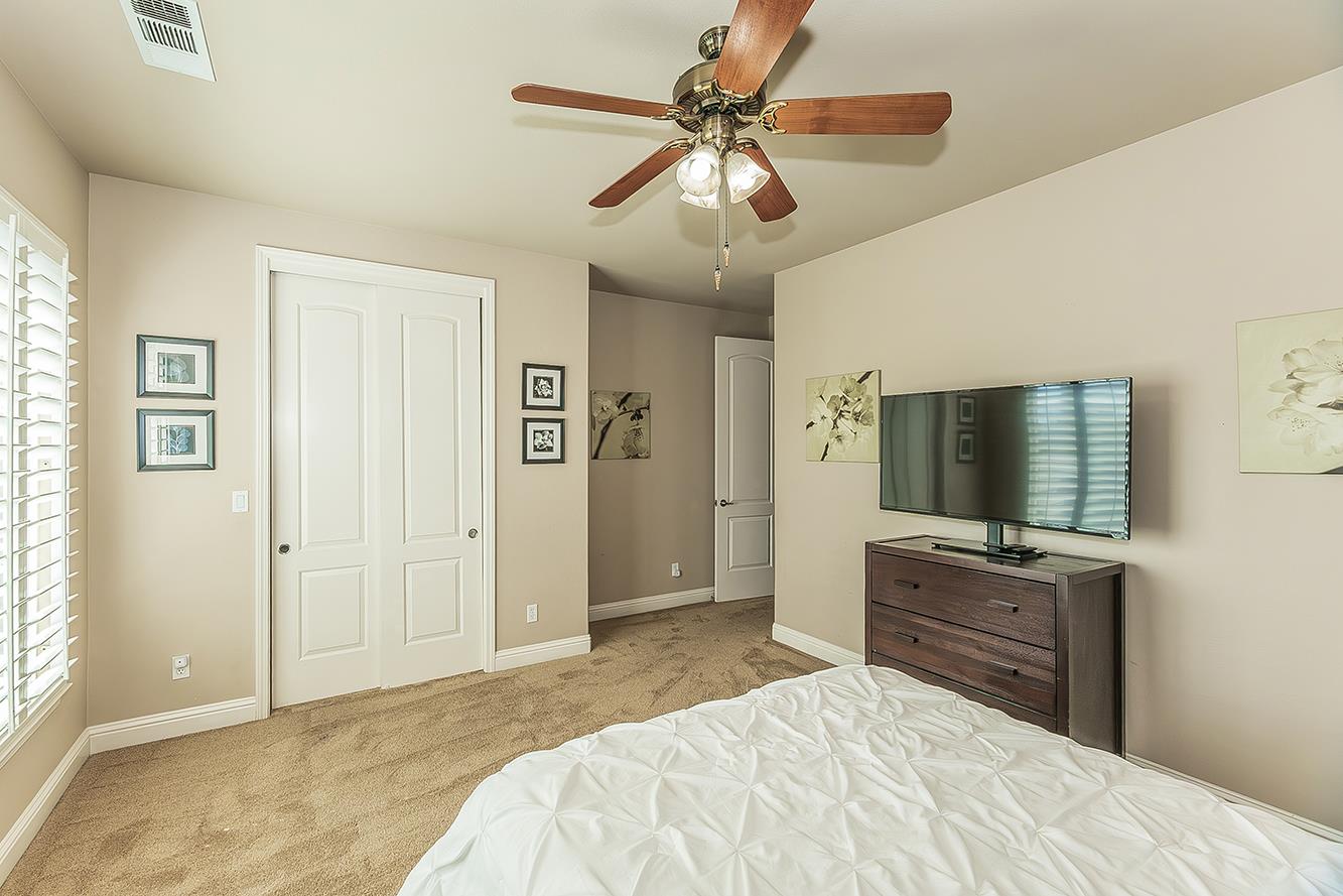 1378 E Glenlake Ln, Fresno, CA 93730