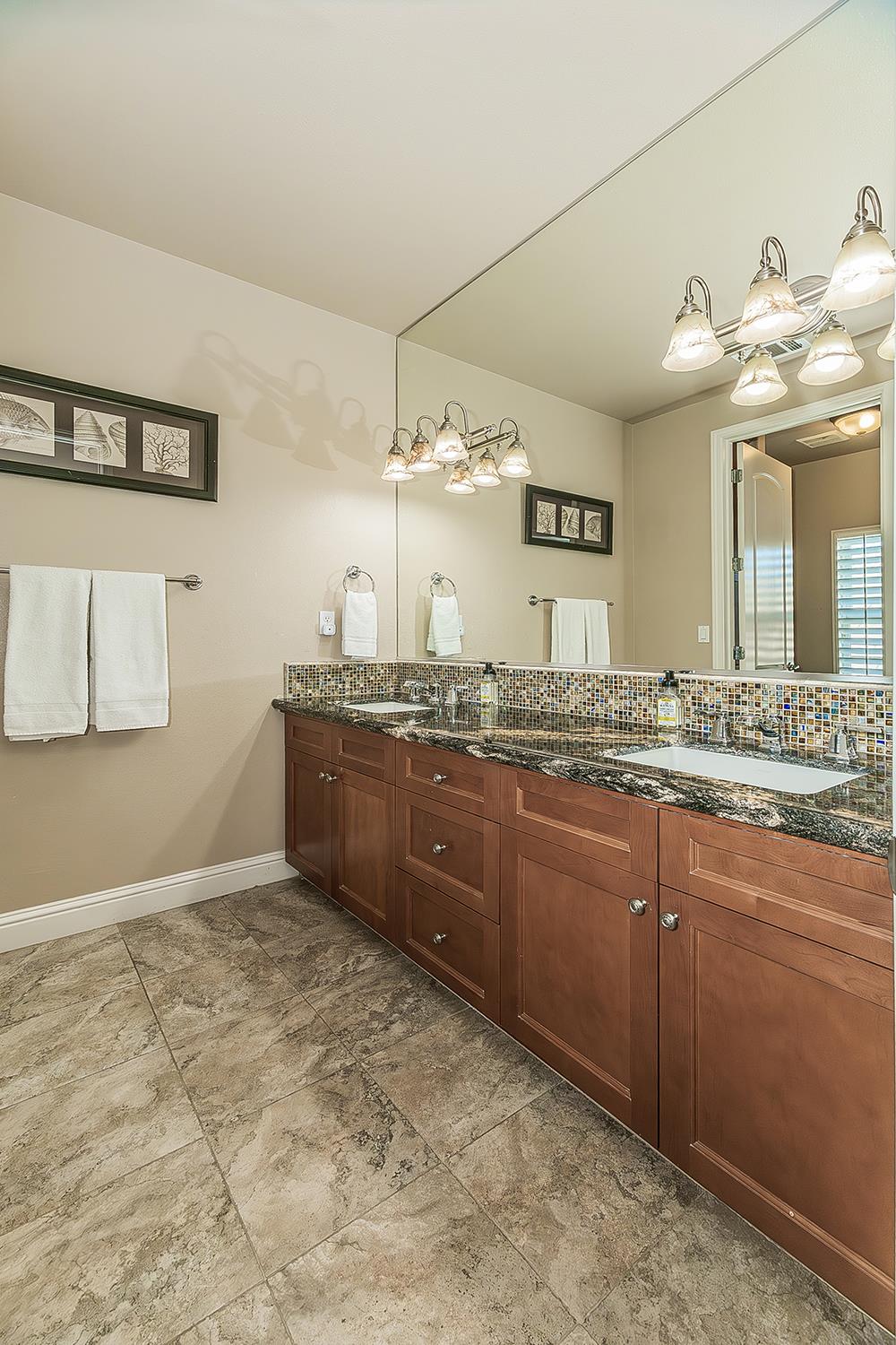 1378 E Glenlake Ln, Fresno, CA 93730