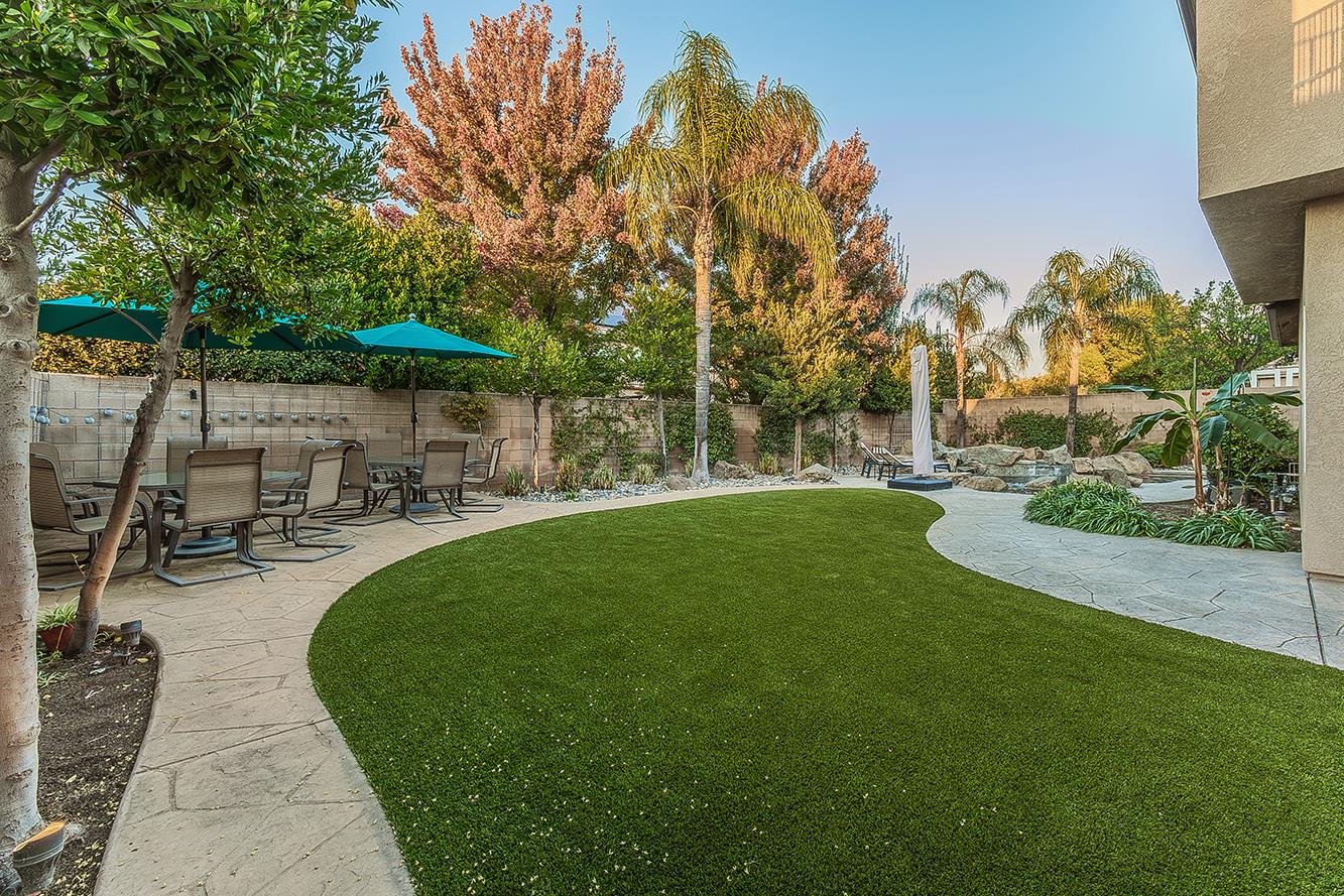 1378 E Glenlake Ln, Fresno, CA 93730