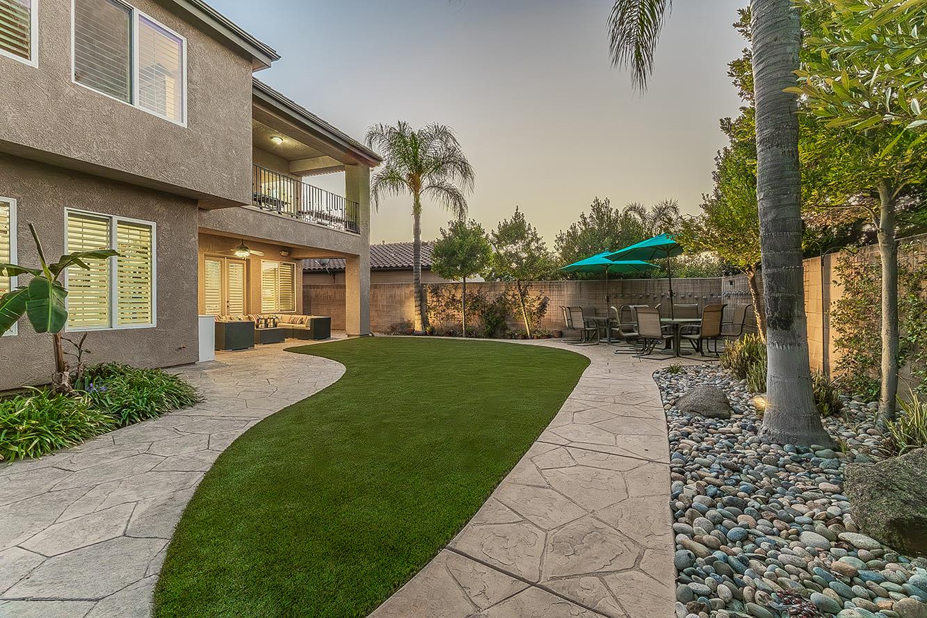 1378 E Glenlake Ln, Fresno, CA 93730