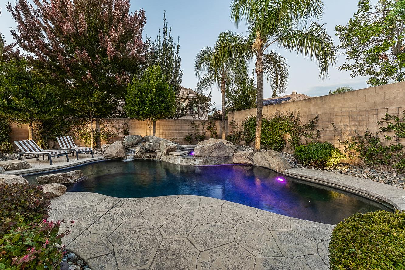 1378 E Glenlake Ln, Fresno, CA 93730