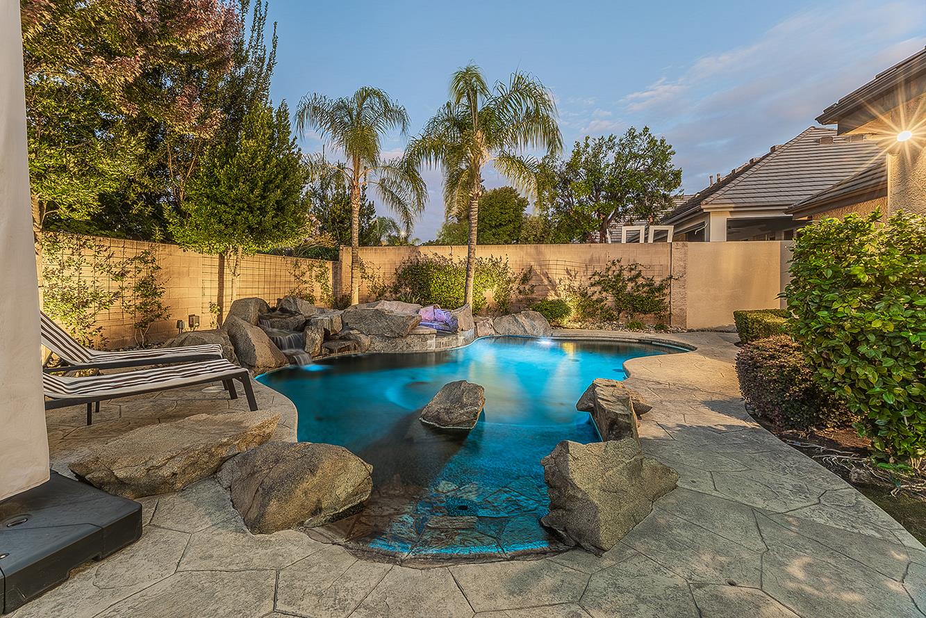 1378 E Glenlake Ln, Fresno, CA 93730