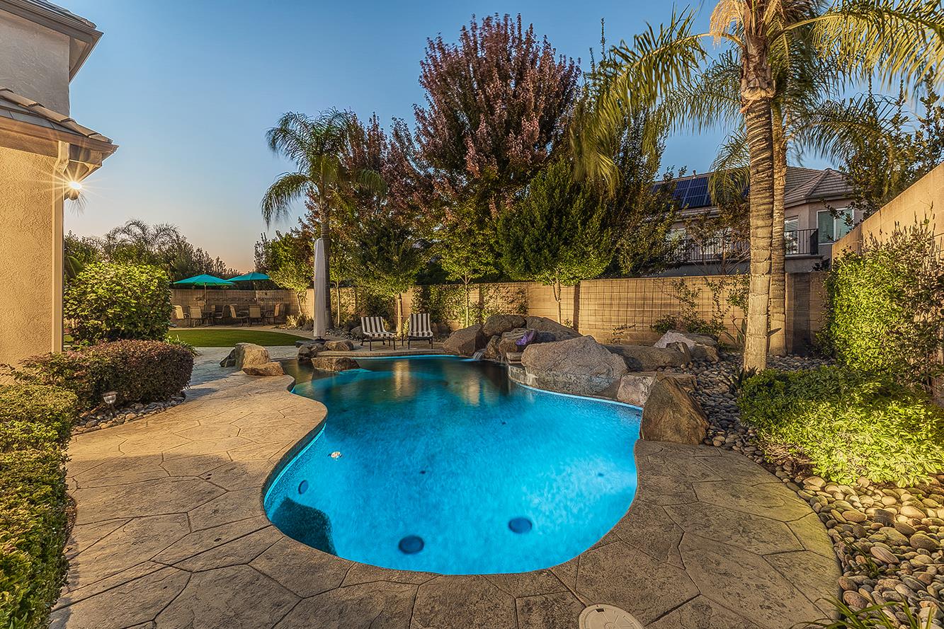 1378 E Glenlake Ln, Fresno, CA 93730