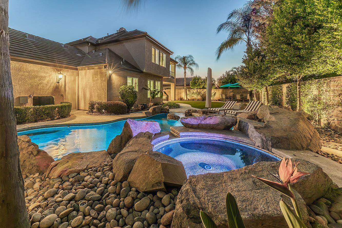 1378 E Glenlake Ln, Fresno, CA 93730