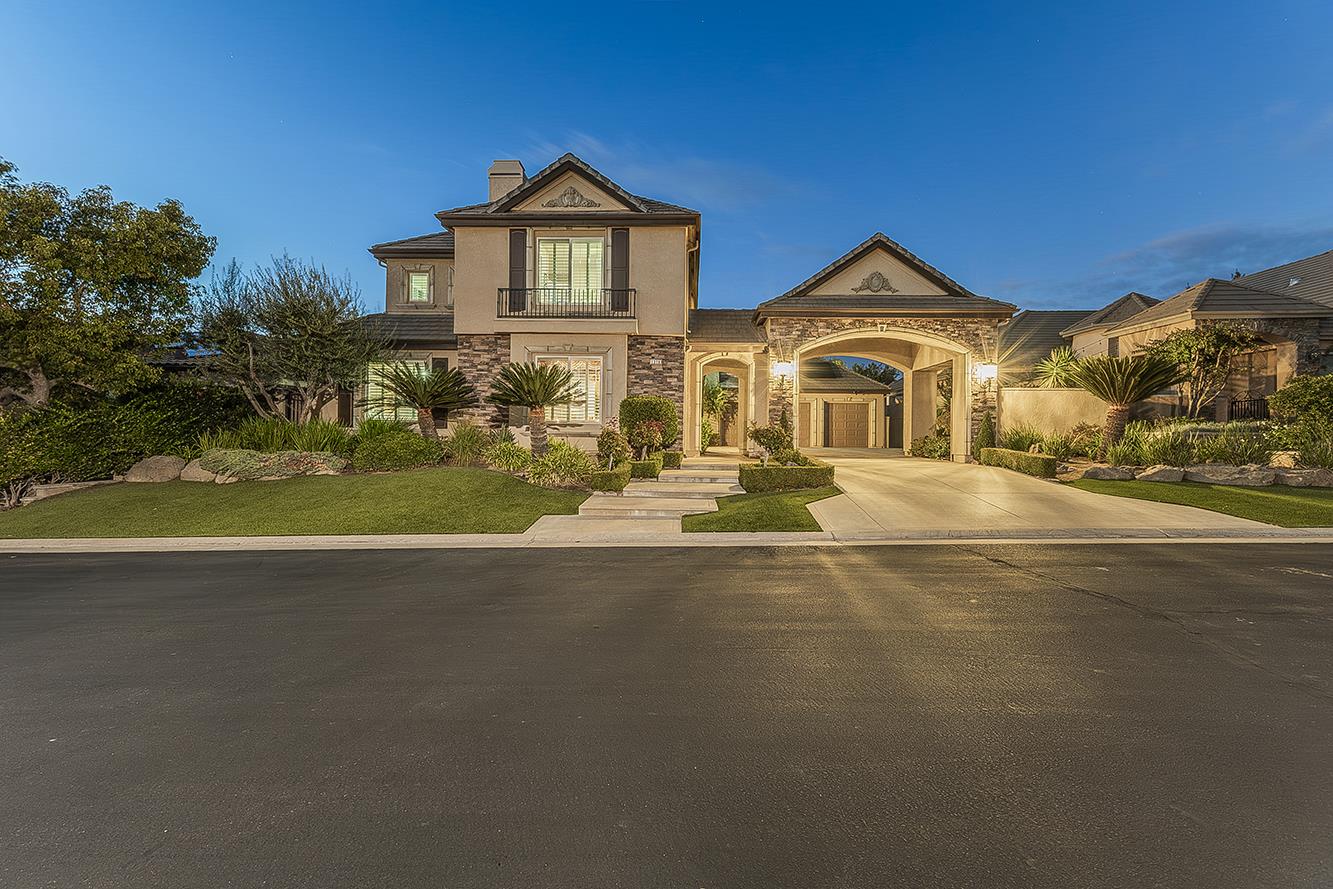 1378 E Glenlake Ln, Fresno, CA 93730