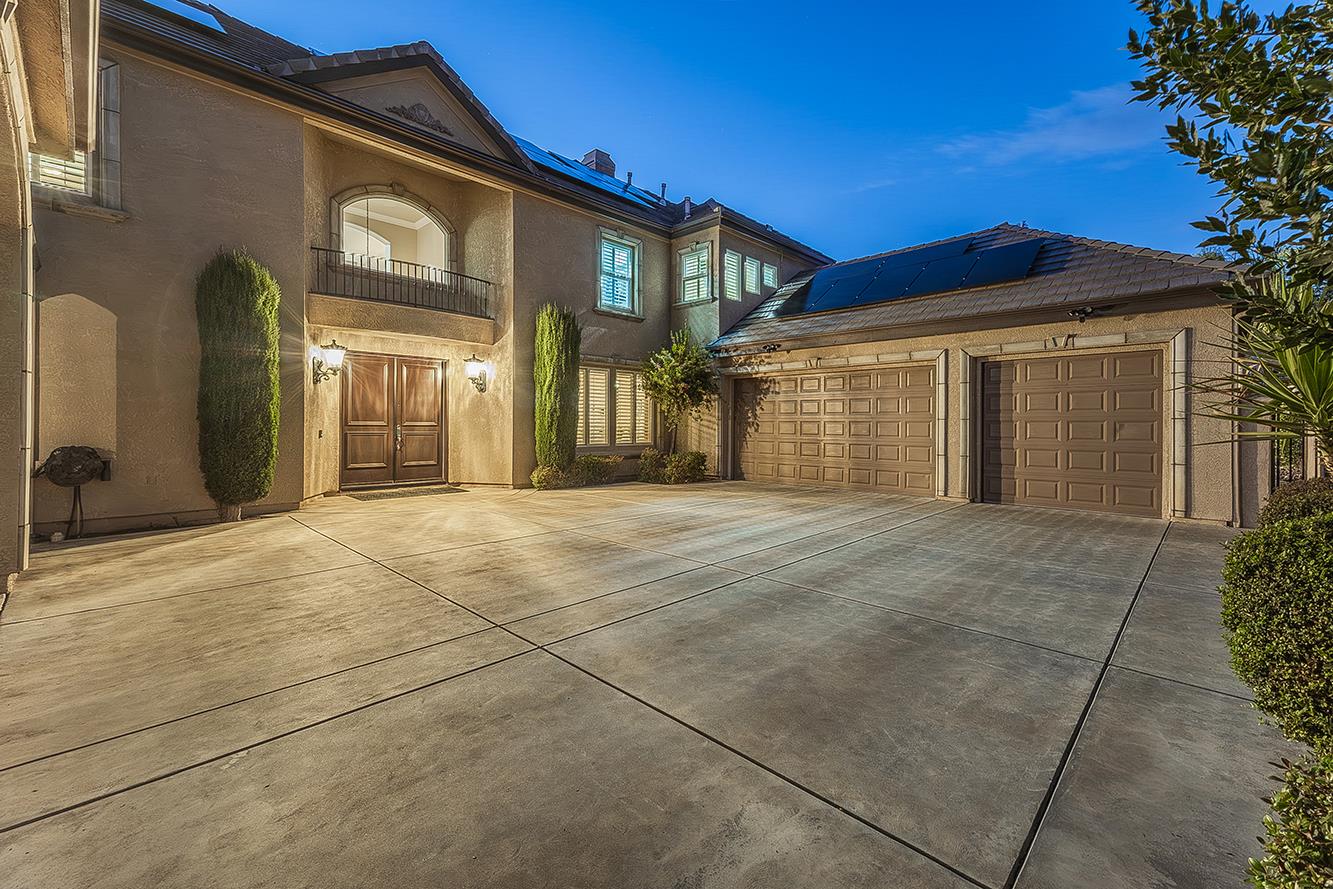 1378 E Glenlake Ln, Fresno, CA 93730