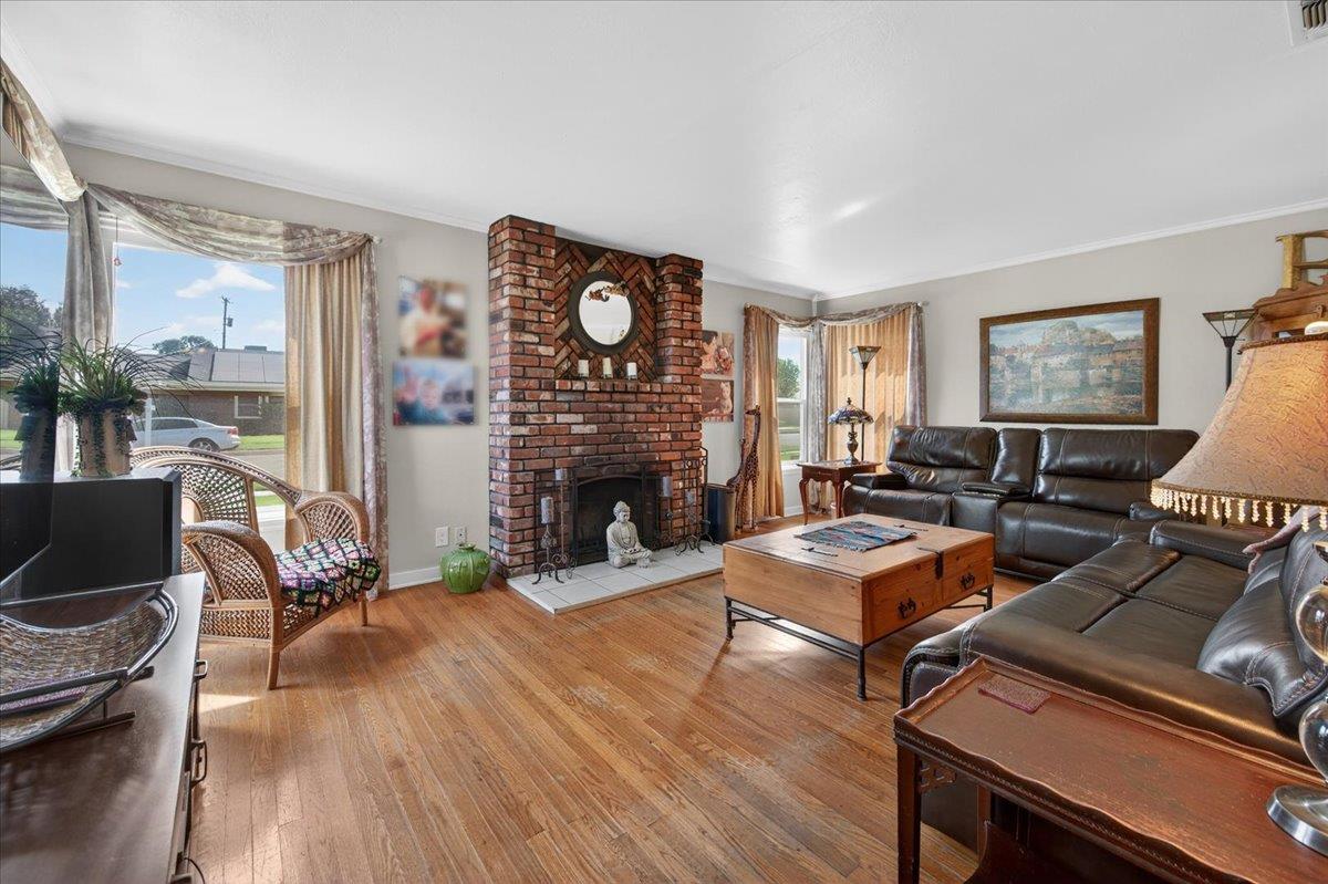 35 E Garland Ave, Fresno, CA 93704