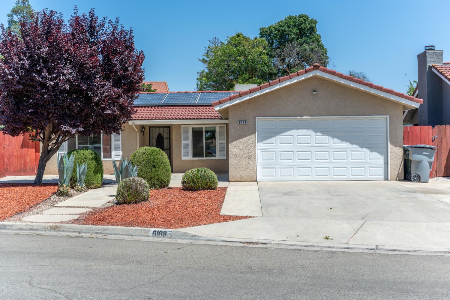 6168 N Lola Ave, Fresno, CA 93722