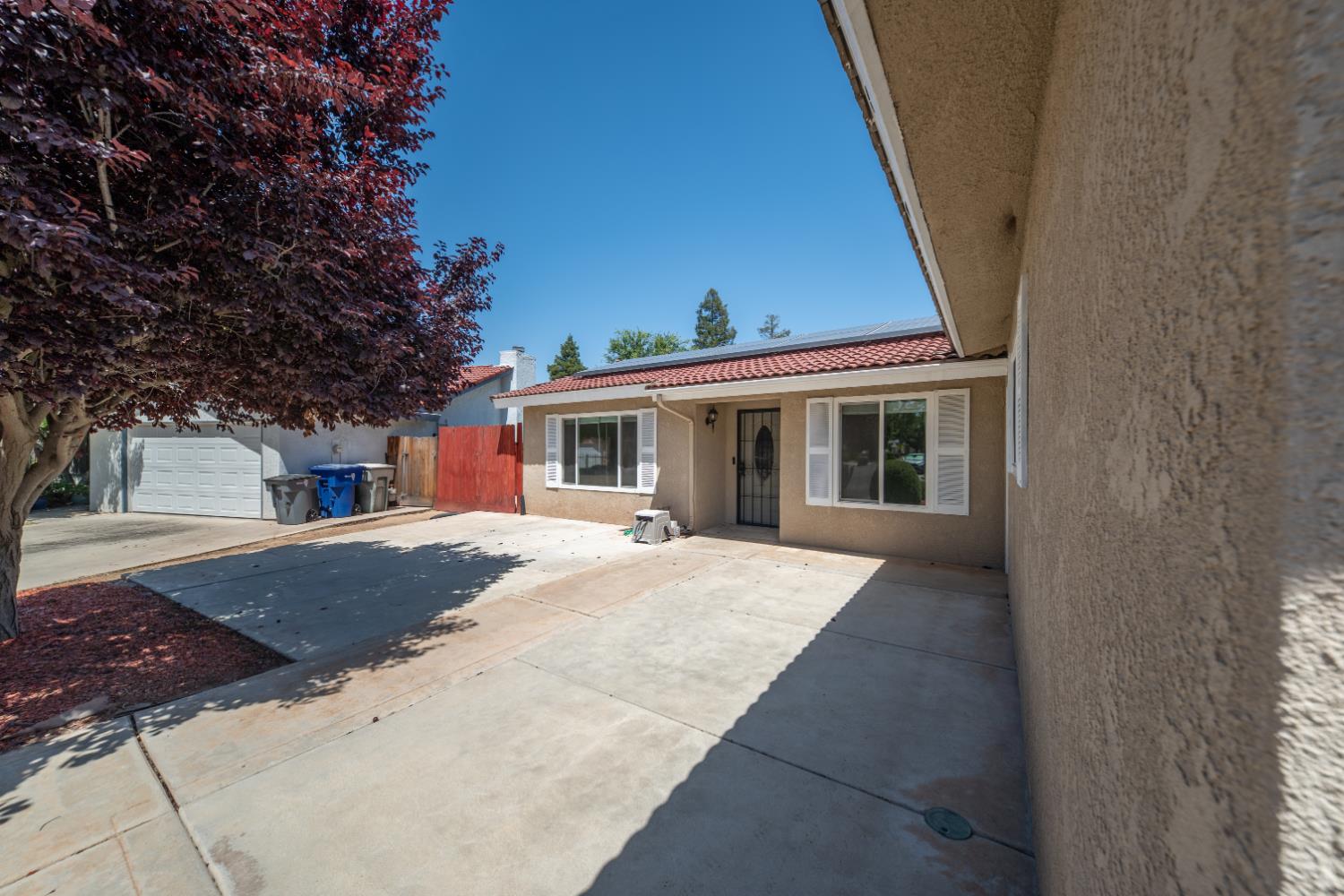 6168 N Lola Ave, Fresno, CA 93722