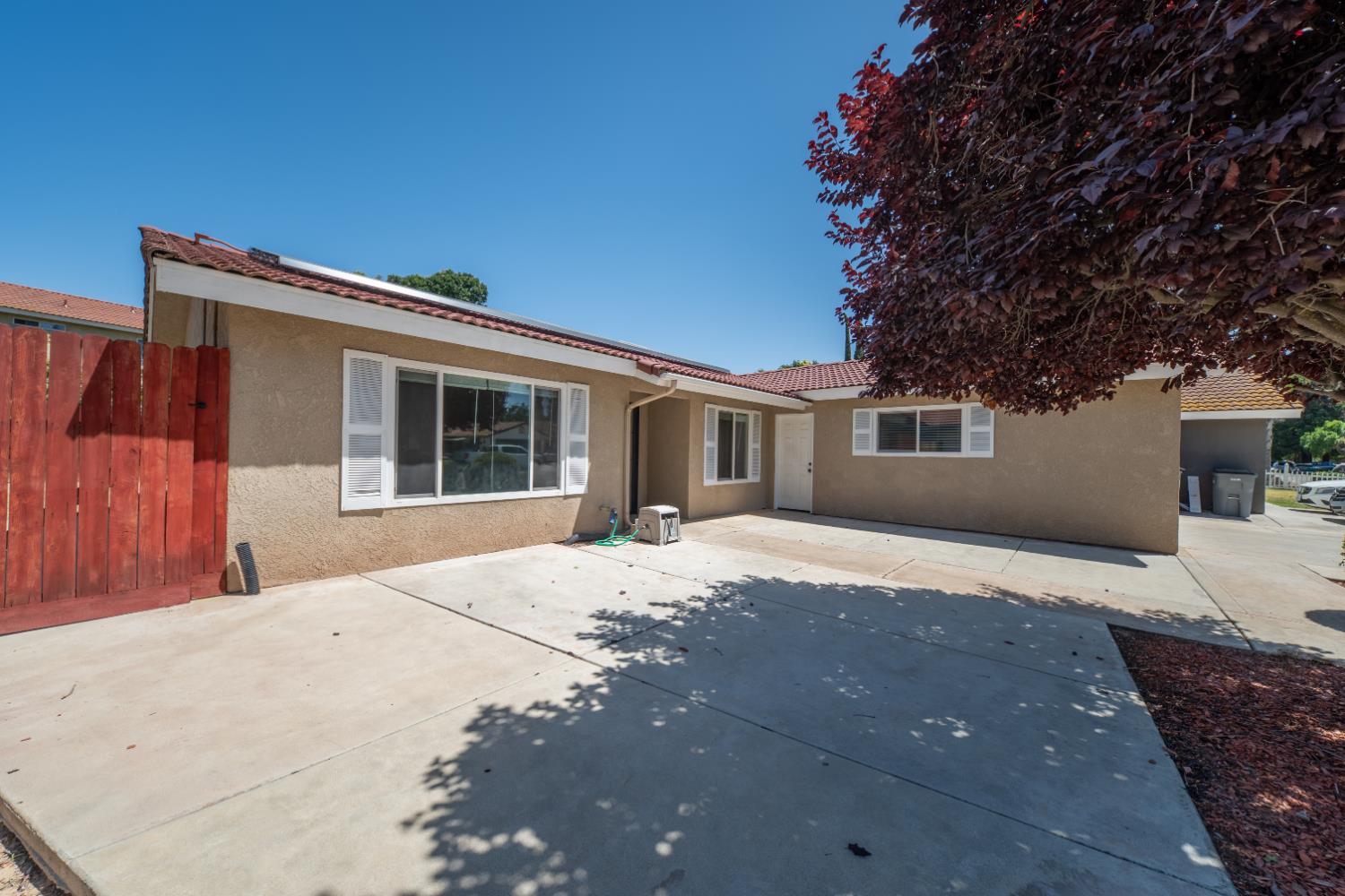 6168 N Lola Ave, Fresno, CA 93722