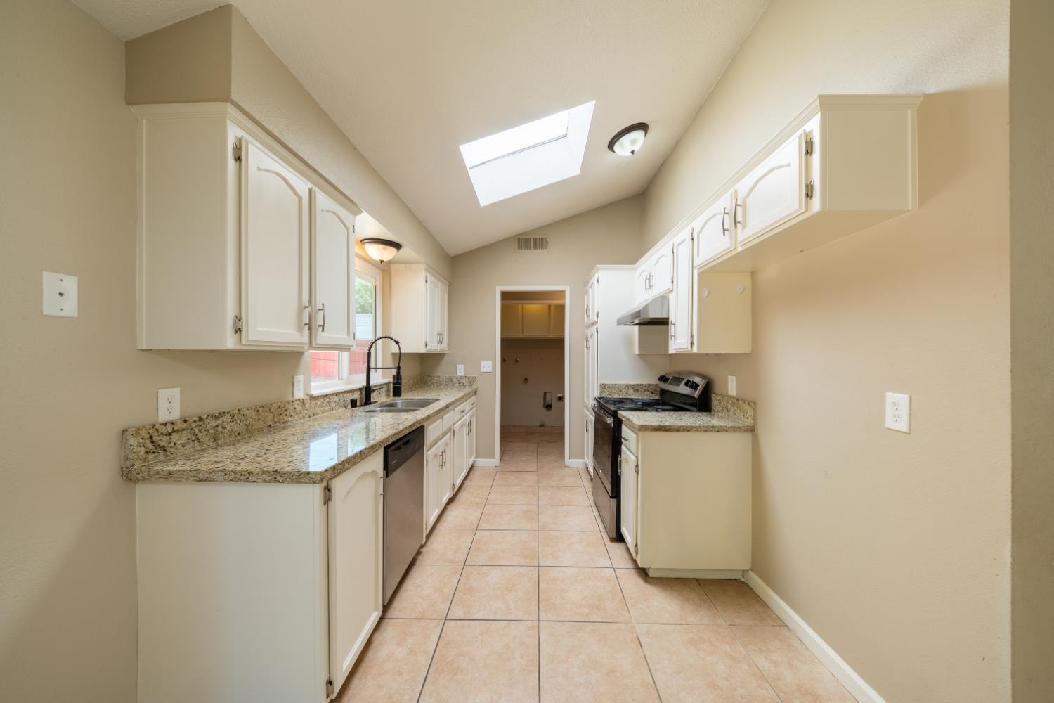 6168 N Lola Ave, Fresno, CA 93722