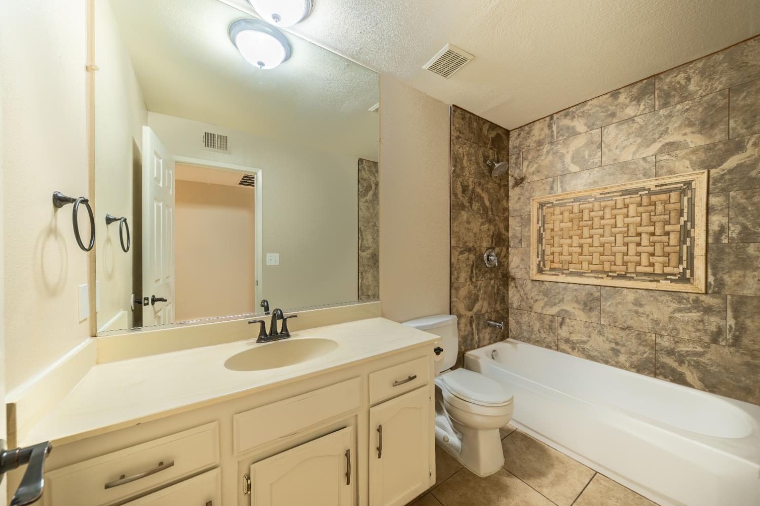 6168 N Lola Ave, Fresno, CA 93722