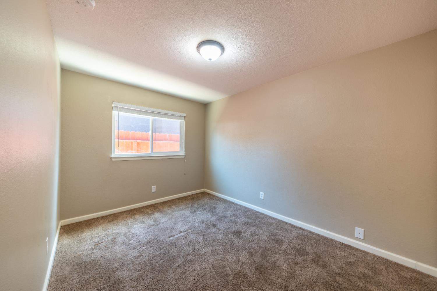 6168 N Lola Ave, Fresno, CA 93722