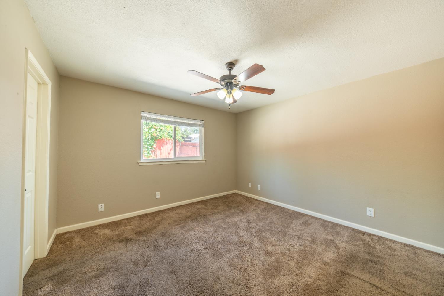 6168 N Lola Ave, Fresno, CA 93722
