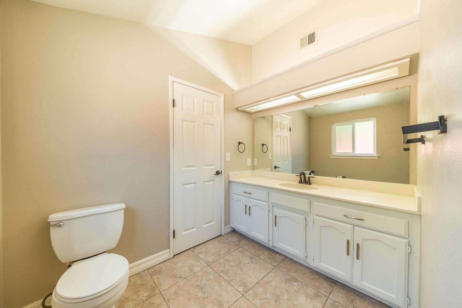 6168 N Lola Ave, Fresno, CA 93722
