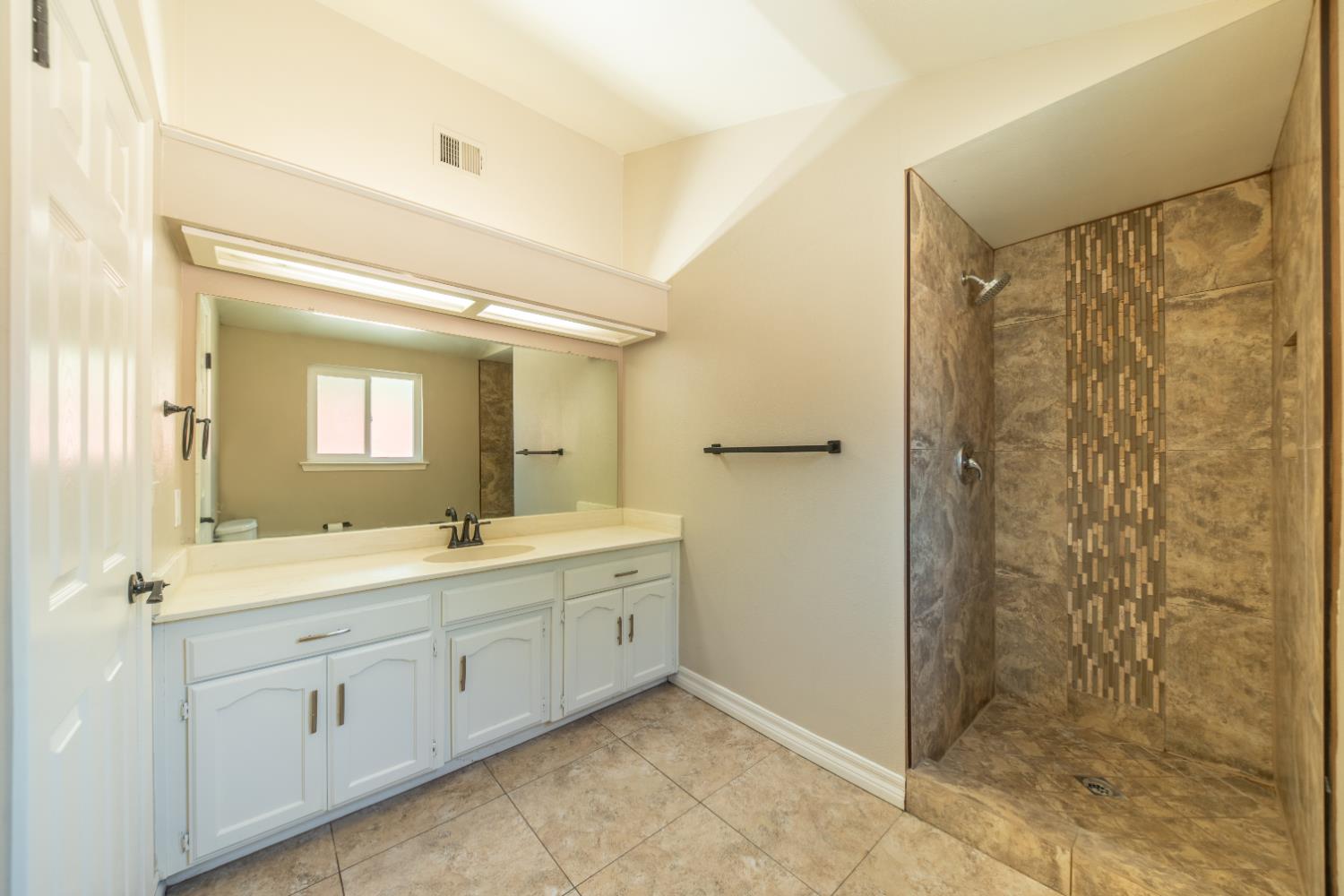 6168 N Lola Ave, Fresno, CA 93722