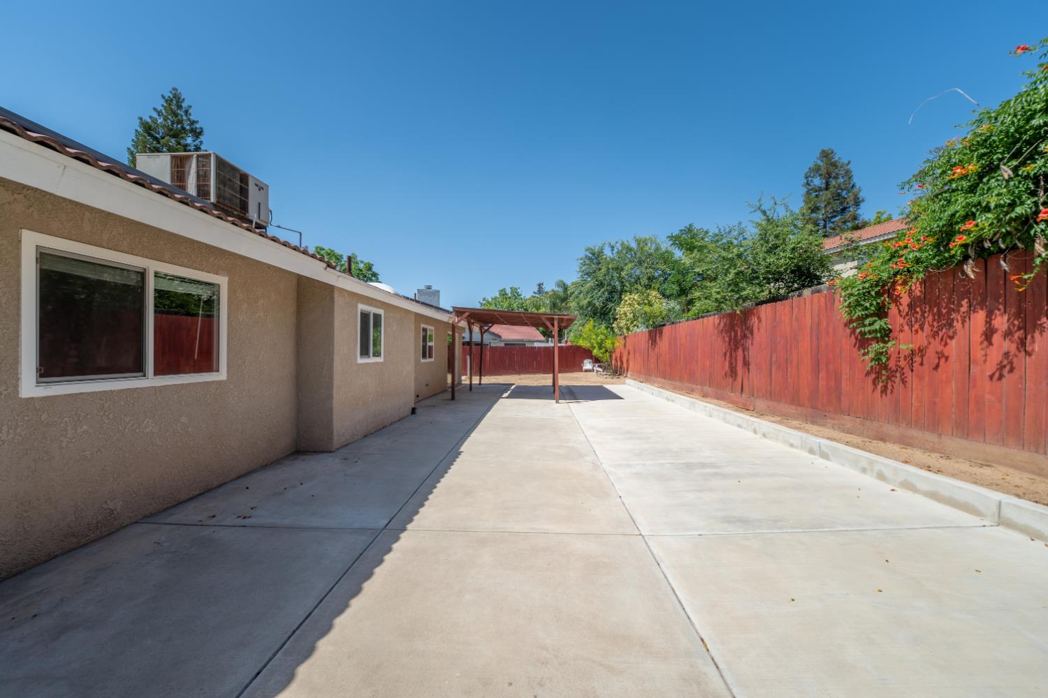 6168 N Lola Ave, Fresno, CA 93722